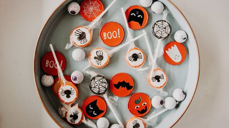 A dentist’s tricks to keep Halloween treats from damaging your teeth