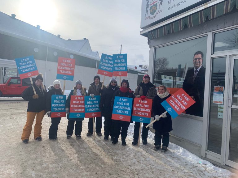 Kapuskasing elementary school teachers hit circle during one-day strike