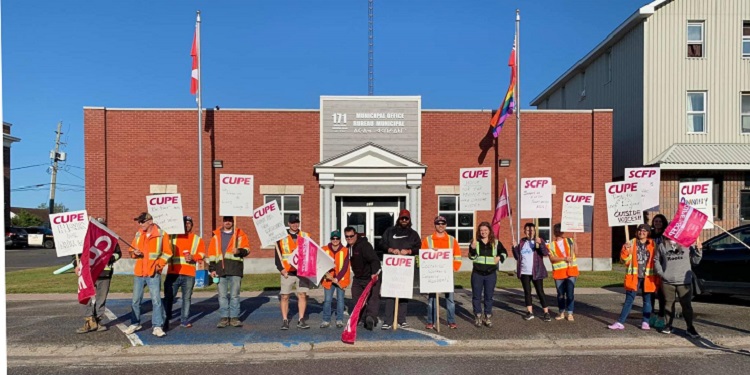 Striking union disputes mayor’s claim wage offer from Town of Cochrane is better